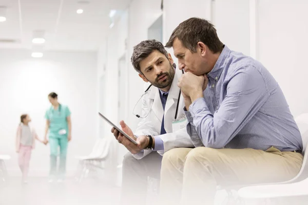 Doktor Diskutuje Digitálním Tabletu Dospělým Pacientem Nemocnici — Stock fotografie
