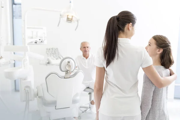 Asistente Femenina Hablando Con Una Paciente Frente Dentista Clínica —  Fotos de Stock