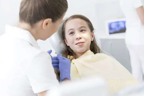 Médico Verificando Paciente Menina Clínica Dentária — Fotografia de Stock