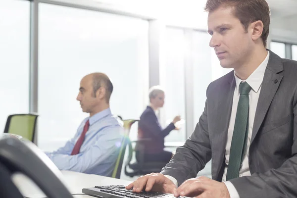 Zakenlieden Die Werken Bij Desk Modern Office — Stockfoto