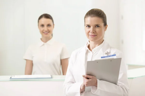 Portrait Doctor Nurse Standing Checkout Counter Hospital — Stock Photo, Image