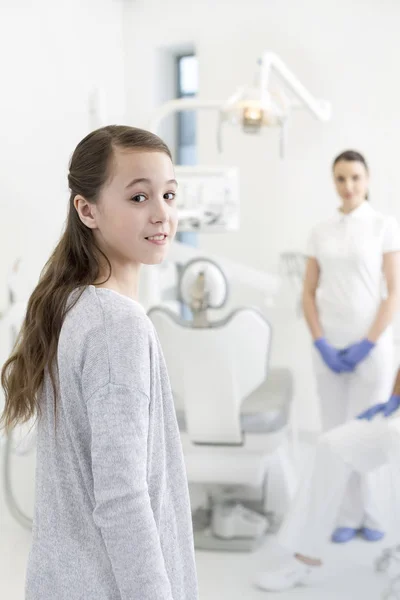 Portret Van Het Meisje Permanent Tegen Tandartsen Kliniek — Stockfoto