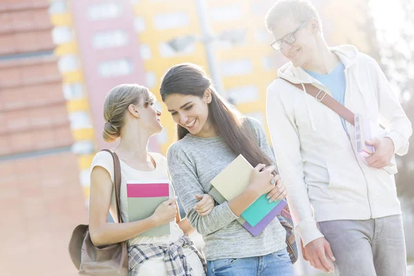 Uśmiechający Się Studentów Rozmowy Podczas Spaceru Kampusie Uniwersytetu — Zdjęcie stockowe