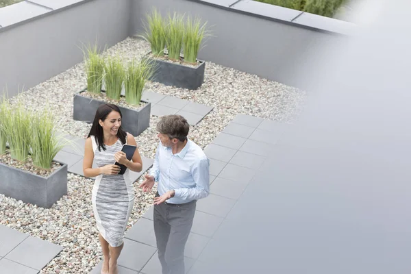 Vista Alto Angolo Professionisti Sorridenti Che Parlano Sulla Terrazza Dell — Foto Stock