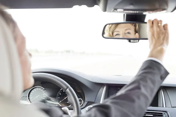Executivo Ajustando Espelho Retrovisor Carro Condução Durante Viagem Negócios — Fotografia de Stock
