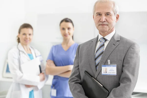 Säkra Medicinska Team Stående Tandvårdsklinik — Stockfoto