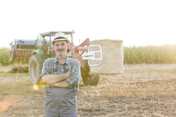 Portret Van Boer Permanent Met Armen Gekruist Veld Tegen Harvester — Stockfoto