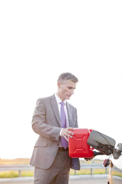 青空キャニスターと正式な燃料補給車のビジネスマン — ストック写真