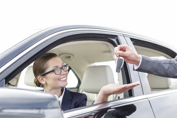 Bijgesneden Afbeelding Van Zakenvrouw Auto Sleutel Geven Lachende Collega — Stockfoto