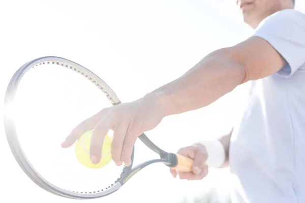 Reifer Mann Serviert Tennisball Bei Klarem Himmel Sonnigem Tag — Stockfoto