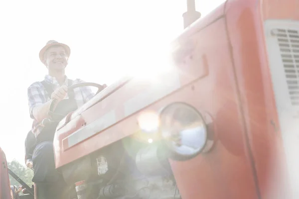 Olgun Çiftçinin Traktörü Gökyüzü Karşı Sürüş Düşük Açılı Görünüş — Stok fotoğraf