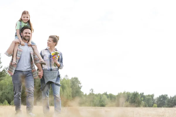 Glimlachende Ouders Met Dochter Lopen Veld Boerderij — Stockfoto