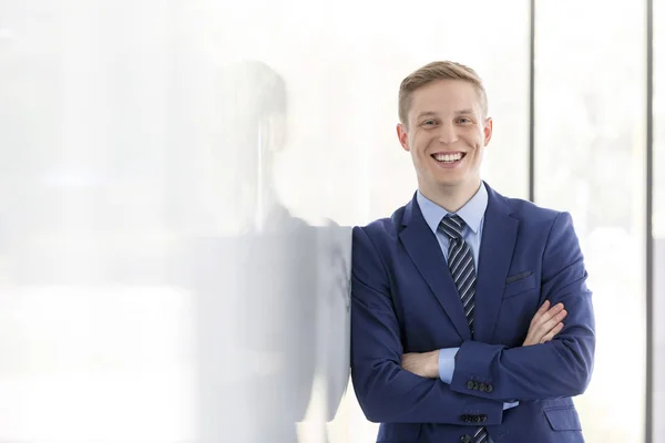 Portrait Jeune Homme Affaires Souriant Aux Bras Croisés Appuyé Sur — Photo