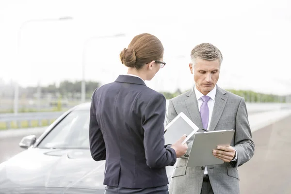 Insurance Agent Discussing Businesswoman Contract Breakdown Car — Stock Photo, Image