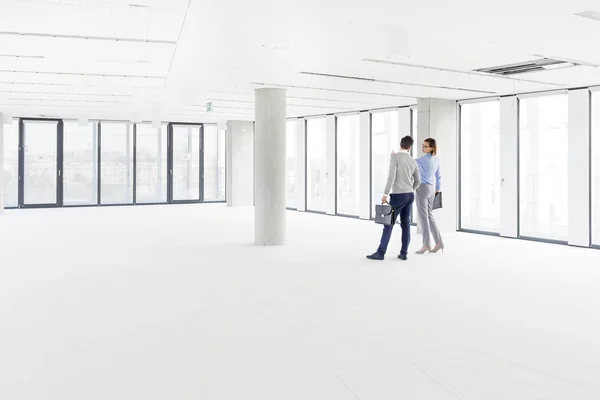 Geschäftsleute Analysieren Leere Arbeitsplätze Neuem Büro — Stockfoto