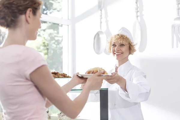 Chef Maduro Sonriente Que Sirve Pastelería Clientes Jóvenes Mostrador Restaurante — Foto de Stock