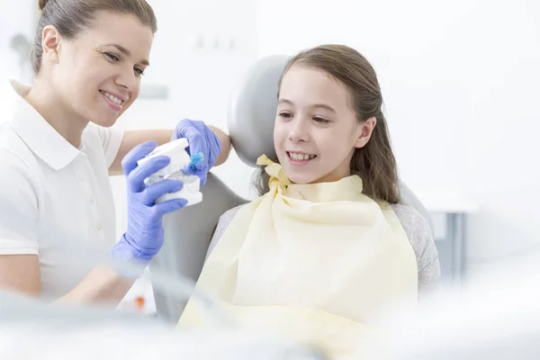 Chica Paciente Mirando Dentista Cepillado Dentaduras Postizas Clínica —  Fotos de Stock