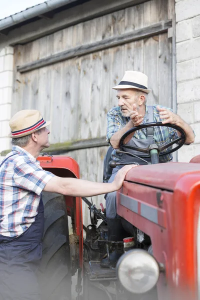 Agricultor Hablando Con Compañero Trabajo Tractor Contra Granero —  Fotos de Stock