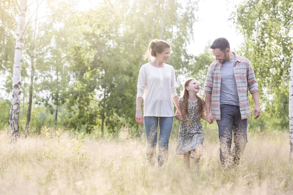 Smiling Girl Walking Parents Trees Field — Stock Photo, Image