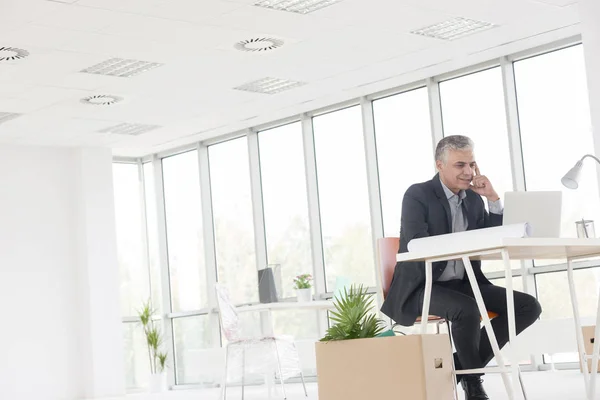 Volwassen Zakenman Met Behulp Van Laptop Terwijl Zittend Bureau Nieuw — Stockfoto