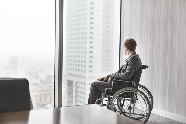 Pensativo Empresario Discapacitado Mirando Través Ventana Sala Juntas Oficina Moderna —  Fotos de Stock