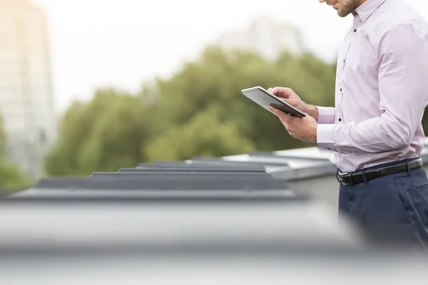 Mittelteil Des Geschäftsmannes Nutzt Digitales Tablet Büro — Stockfoto