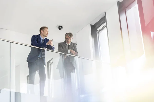 Laag Hoek Weergave Van Zaken Collega Die Office Bespreken — Stockfoto