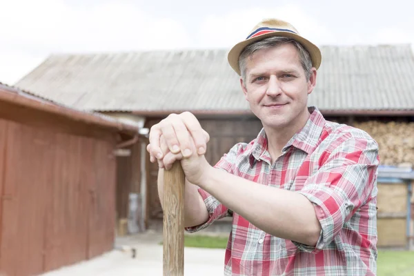 Porträt Eines Selbstbewussten Bauern Mit Hut Auf Dem Hof — Stockfoto