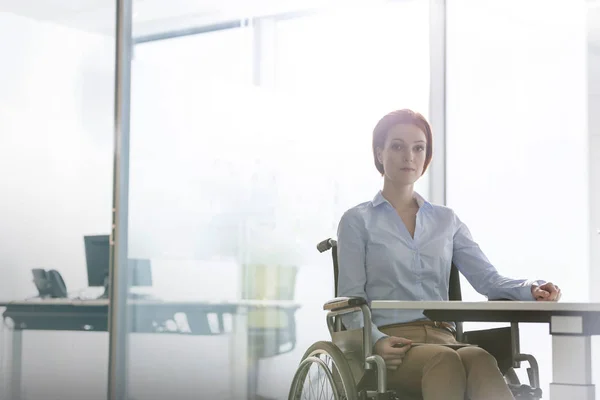 Portrét Sebevědomé Ženy Invalidním Vozíku Sedícího Stolu Kanceláři — Stock fotografie