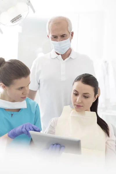 同僚表示デジタル タブレット クリニックで患者と歯科医 — ストック写真