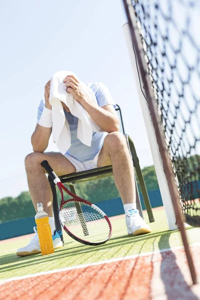 Tenis Kortu Net Tarafından Güneşli Günde Iskemlede Havlu Kafa Ile — Stok fotoğraf