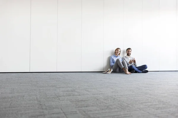 Повна Довжина Усміхнених Бізнесменів Сидять Стіні Офісі — стокове фото
