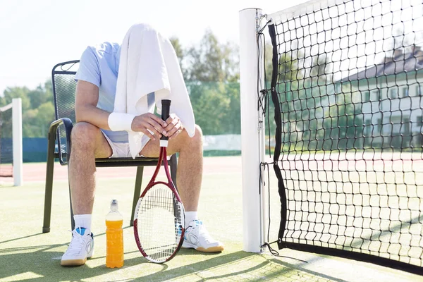 화창한 테니스 코트에 Net에 의해의 머리로 피곤된 성숙한 남자의 — 스톡 사진