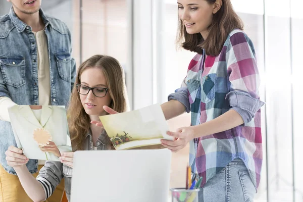 Collega Het Tonen Van Foto Aan Zakenvrouw Kantoor — Stockfoto