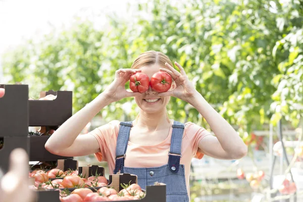 Donna Sorridente Che Gioca Con Pomodori Mentre Piedi Fattoria — Foto Stock