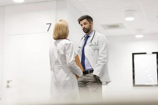 Médicos Discutiendo Mientras Están Pasillo Hospital — Foto de Stock