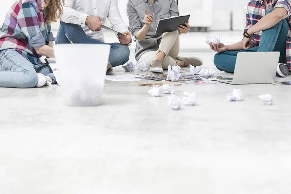 Coup Projectile Recadré Collègues Avec Des Boules Papier Des Appareils — Photo