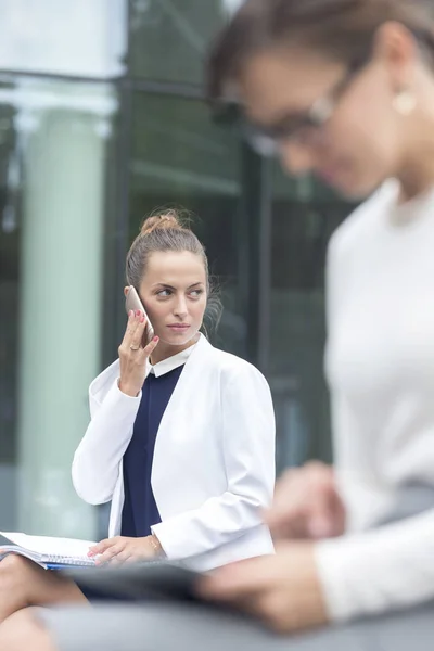 Affärskvinna Pratar Smartphone Medan Sitter Mot Kontoret — Stockfoto