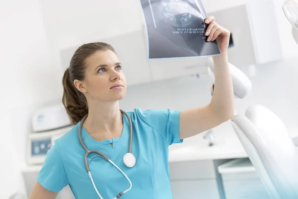 Врач Осматривающий Медицинский Рентген Стоматологической Клинике — стоковое фото