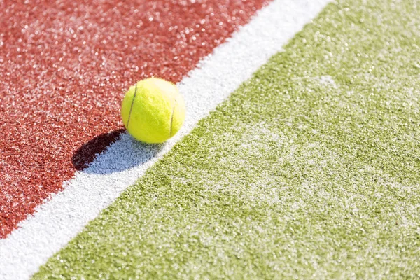 Теннисный Мяч Высоким Углом Корте Солнечный День — стоковое фото