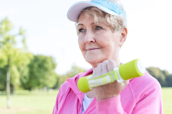 Close Van Actieve Senior Vrouw Opheffing Van Halters Park — Stockfoto