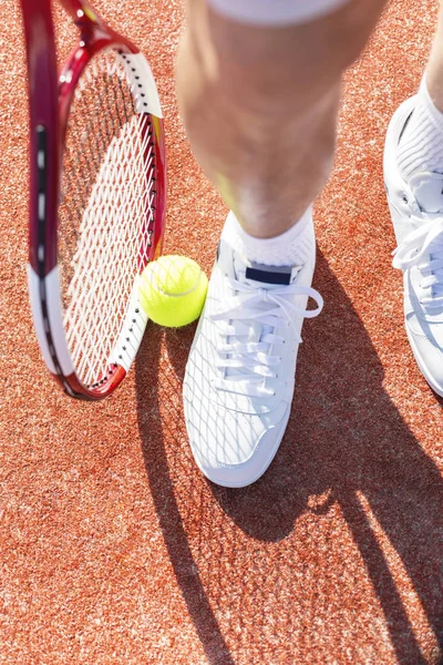 Baixa Seção Homem Sênior Com Raquete Tênis Bola Quadra Vermelha — Fotografia de Stock