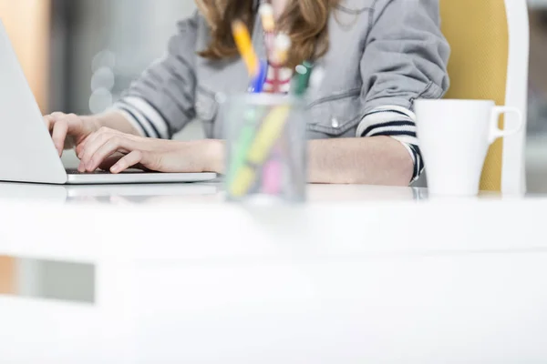 Tułów Kreatywne Kobieta Korzysta Laptopa Biurze — Zdjęcie stockowe