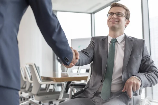 Lachende Gehandicapte Zakenman Schudden Handen Met Collega Bestuursruimte Tijdens Vergadering — Stockfoto