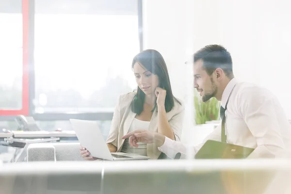 Confident Professionals Discussing Laptop Office — Stock Photo, Image