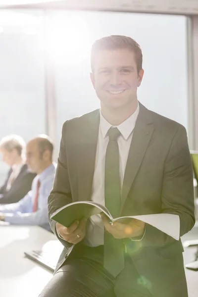 Portret Van Lachende Zakenman Met Document Zittend Bureau Modern Kantoor — Stockfoto