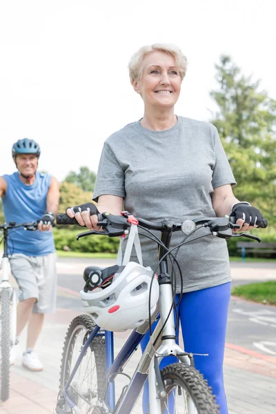 Confident Senior Woman Walking Bicycle Park — Stock Photo, Image