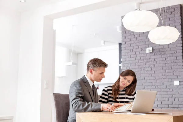 Mogna Manliga Mäklaren Förklarar Dokument Till Kvinnliga Köpare Vid Bord — Stockfoto