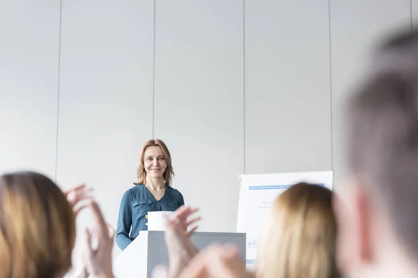 Audiência Aplaudindo Para Mulher Negócios Sorridente Conferência Escritório — Fotografia de Stock