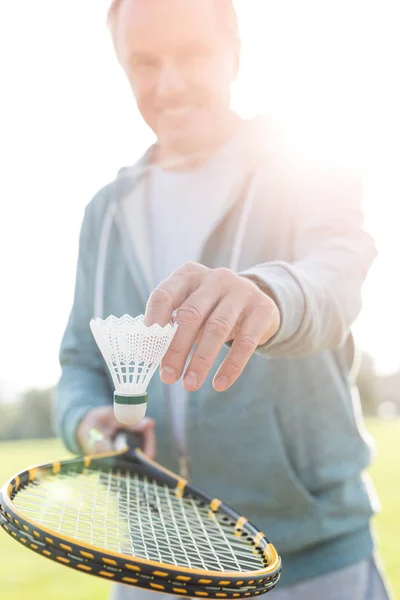 Активный Пожилой Человек Играет Бадминтон Теннисной Ракеткой Парке — стоковое фото